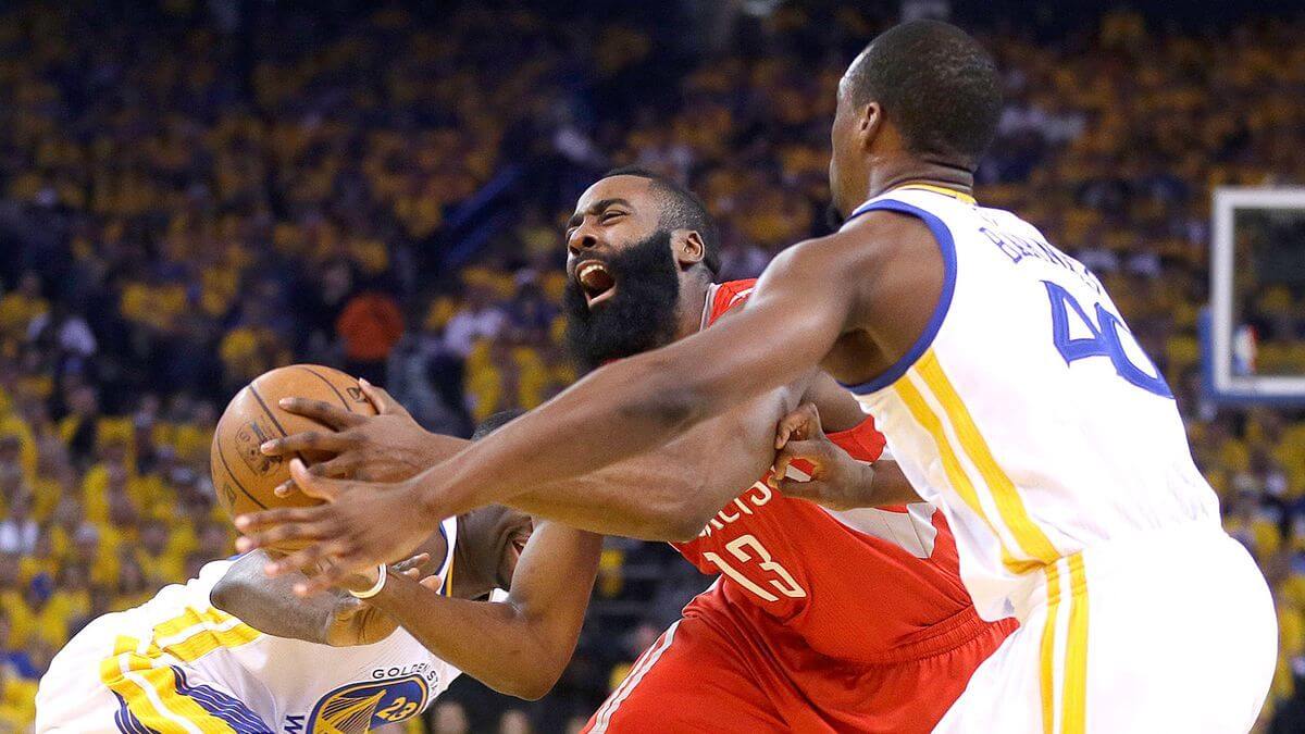 Menggunakan sikunya dengan sempurna